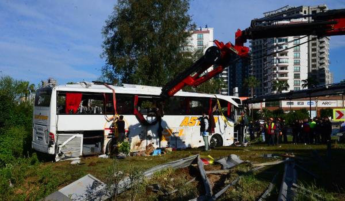 Adana\'da Yolcu Otobüsü Devrildi: 2 Ölü, 29 Yaralı (3)