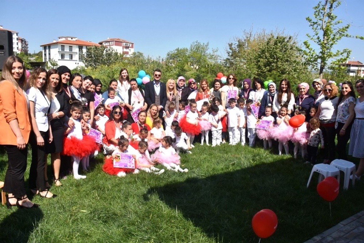 Akademili Miniklerden Annelerine Sürpriz Kutlama