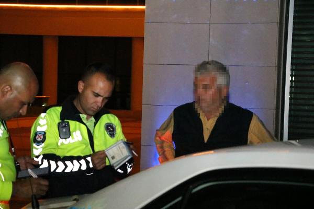 Alkollü Sürücü, Kamyonetini Başkanlık Makamının Önüne Park Etti