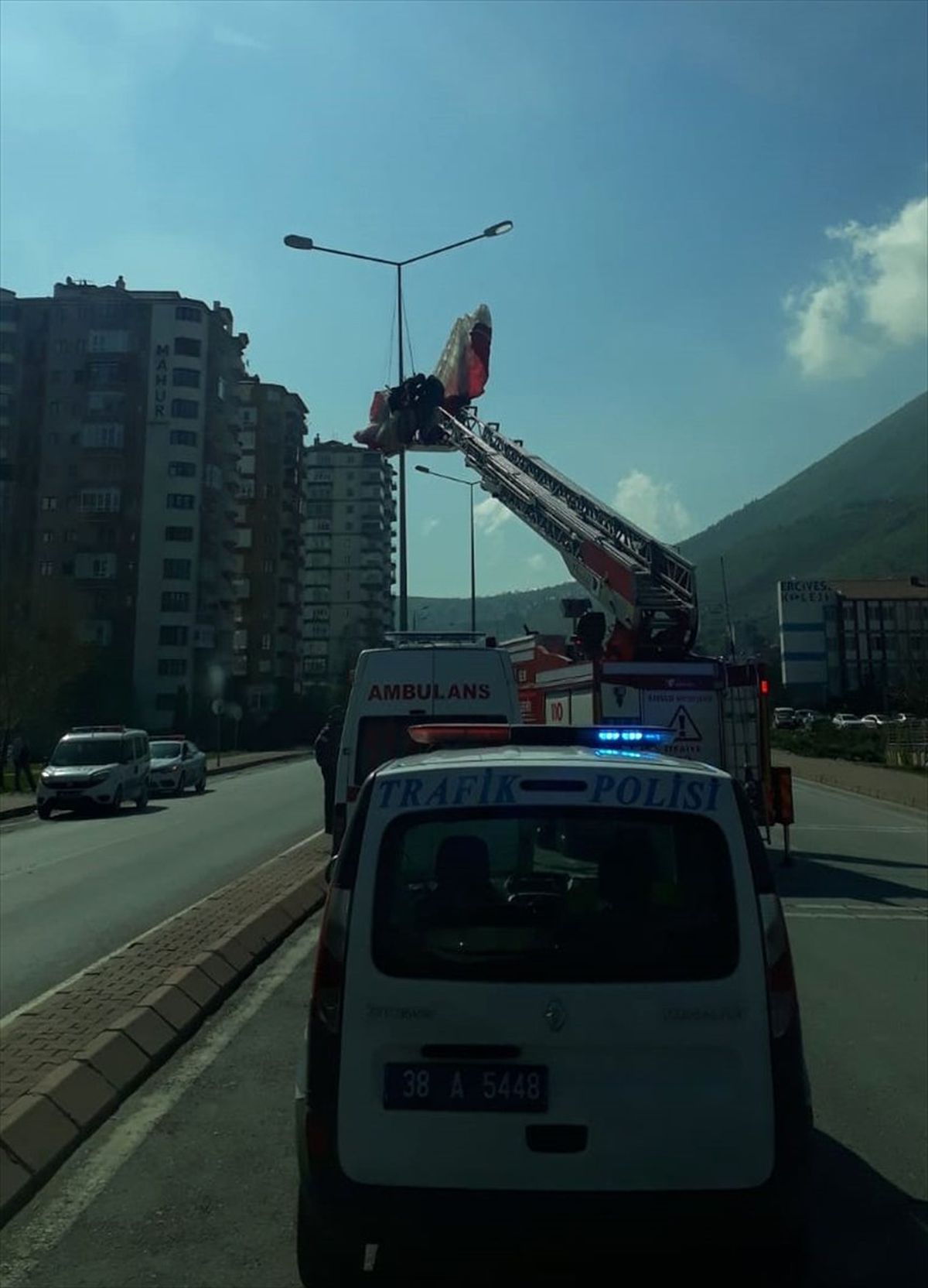 Aydınlatma Direğinde Asılı Kalan Paraşütçüyü İtfaiye Kurtardı