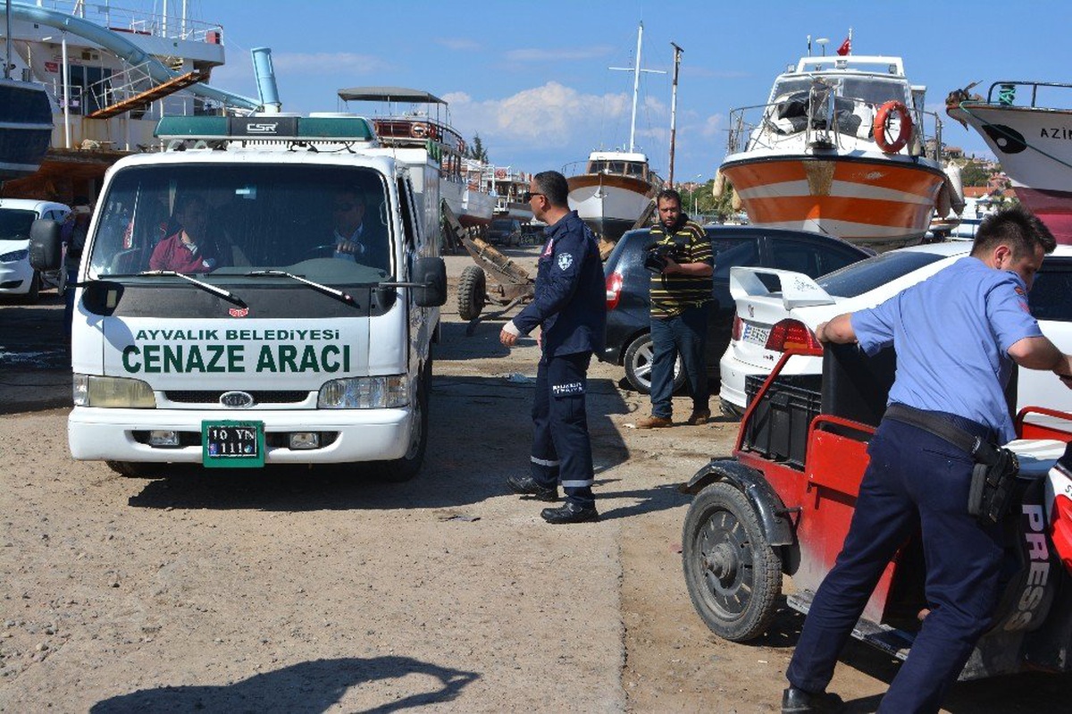 Ayvalık\'ta Göçmen Faciasında 2 Çocuk ve Kaptan Bulunamadı