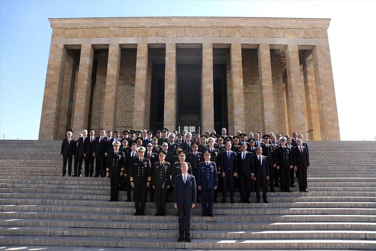 Bakan Akar Anıtkabir\'i Ziyaret Edip, Oyak Genel Kurulu\'na Katıldı