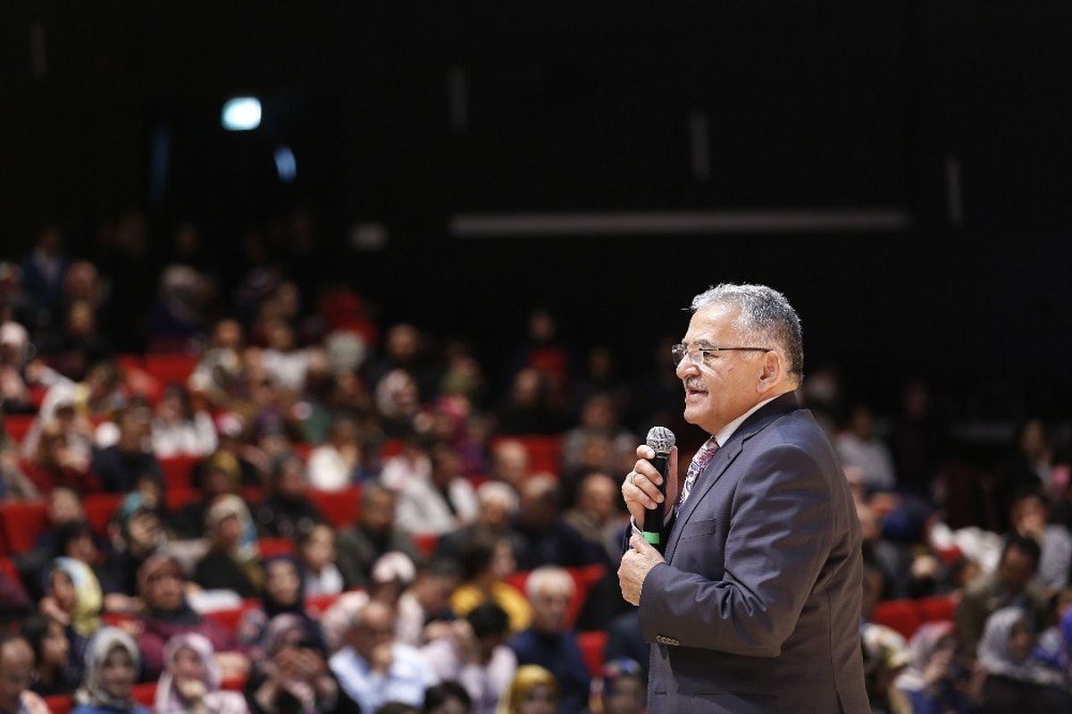 Başkan Büyükkılıç, Kayseri Kız Anadolu İmam Hatip Lisesi\'nin Mezuniyet Törenine Katıldı