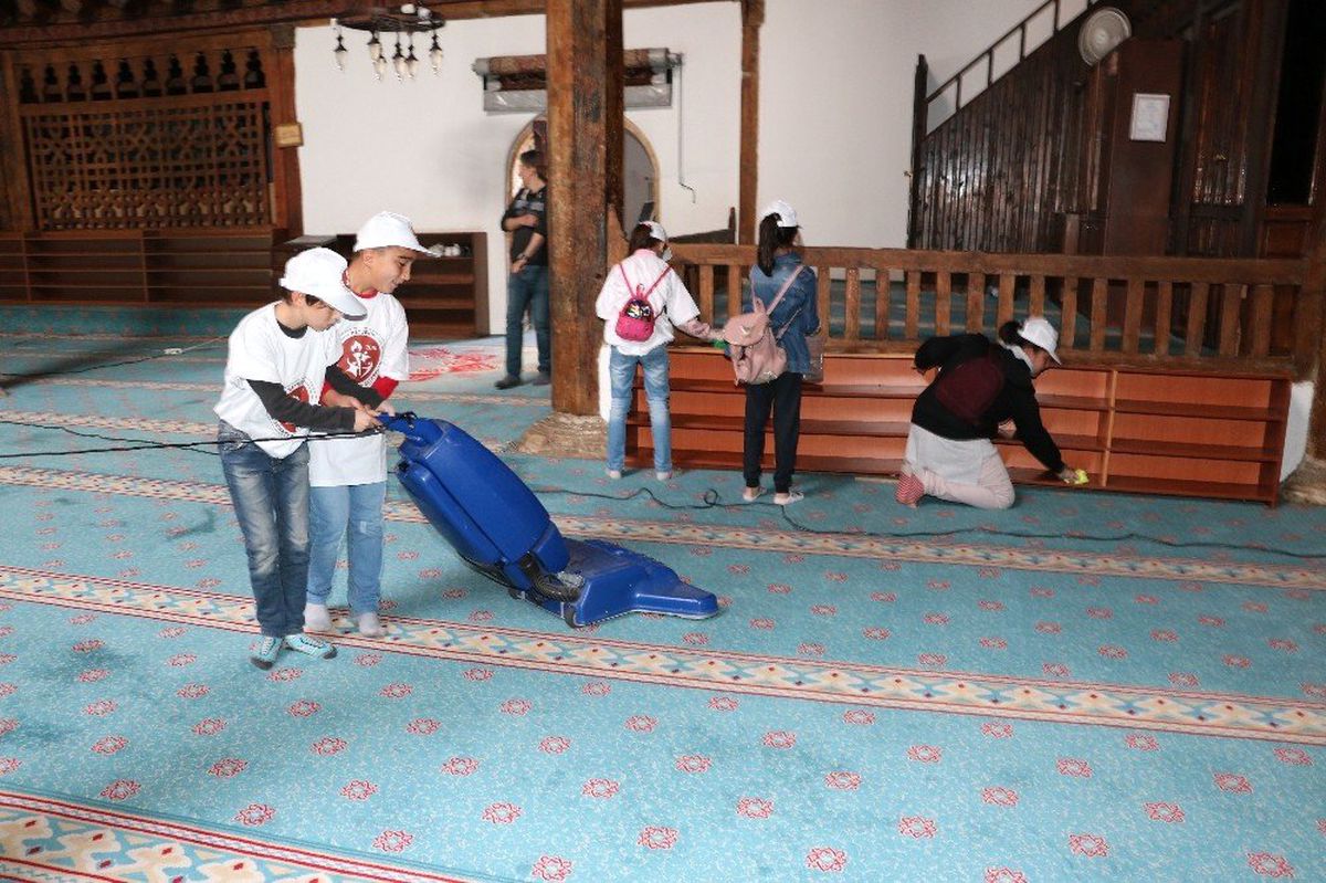 Beyşehir\'de Ortaokul Öğrencileri Cami Temizliği Yaptı