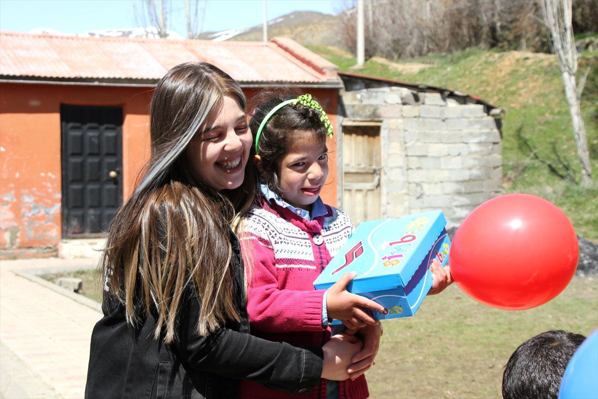 Bitlis\'te Çocukların "İçini Isıtan" Yardım