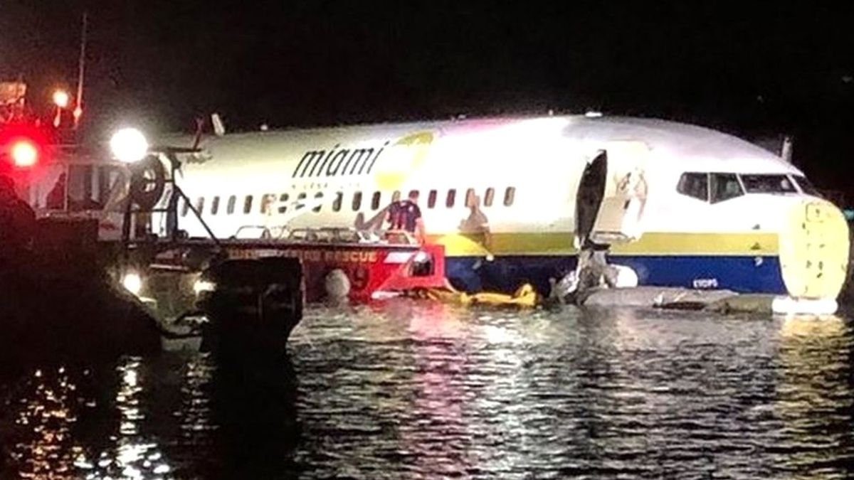 Boeing 737 Pistten Çıkıp Nehre Düştü