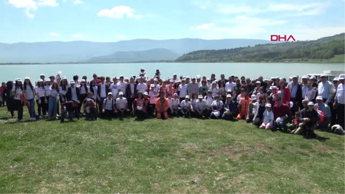 Bolu Belediye Başkanı ve Vatandaşlar Mesire Yerinde Çöp Topladı