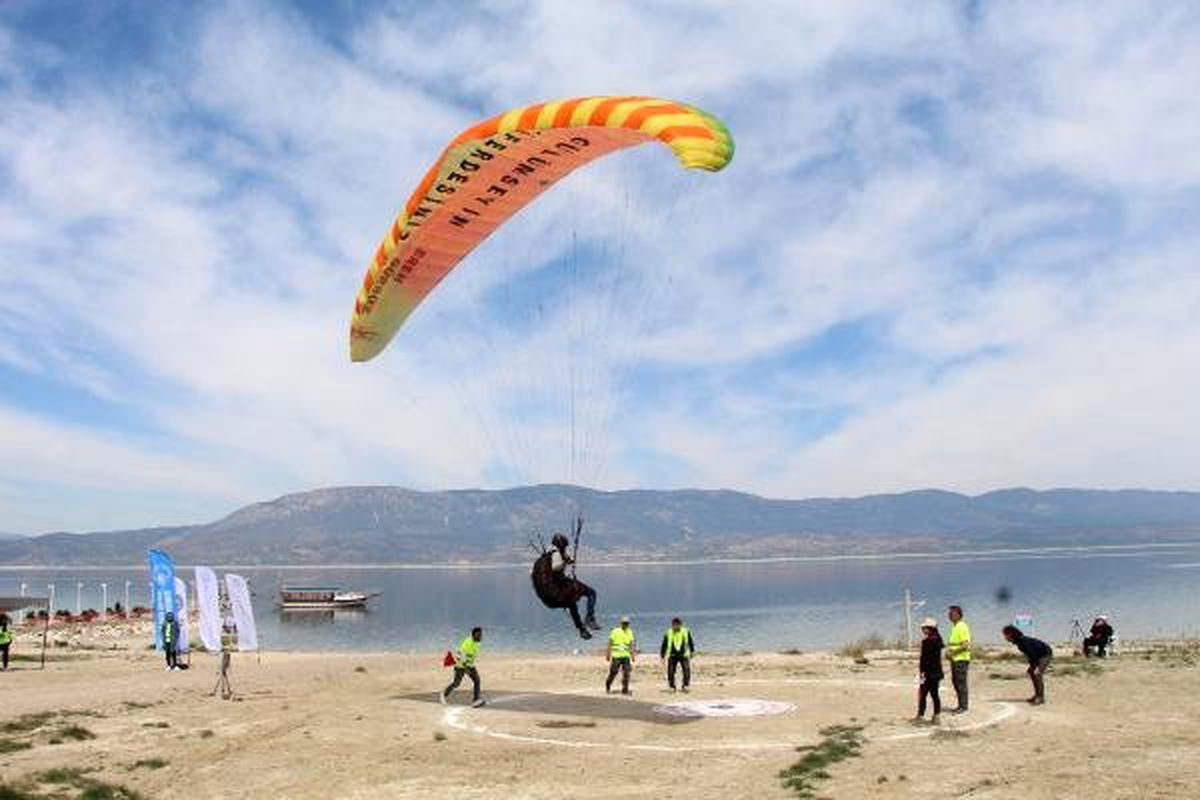 Burdur\'da Yamaç Paraşütü Hedef Yarışması Yapıldı