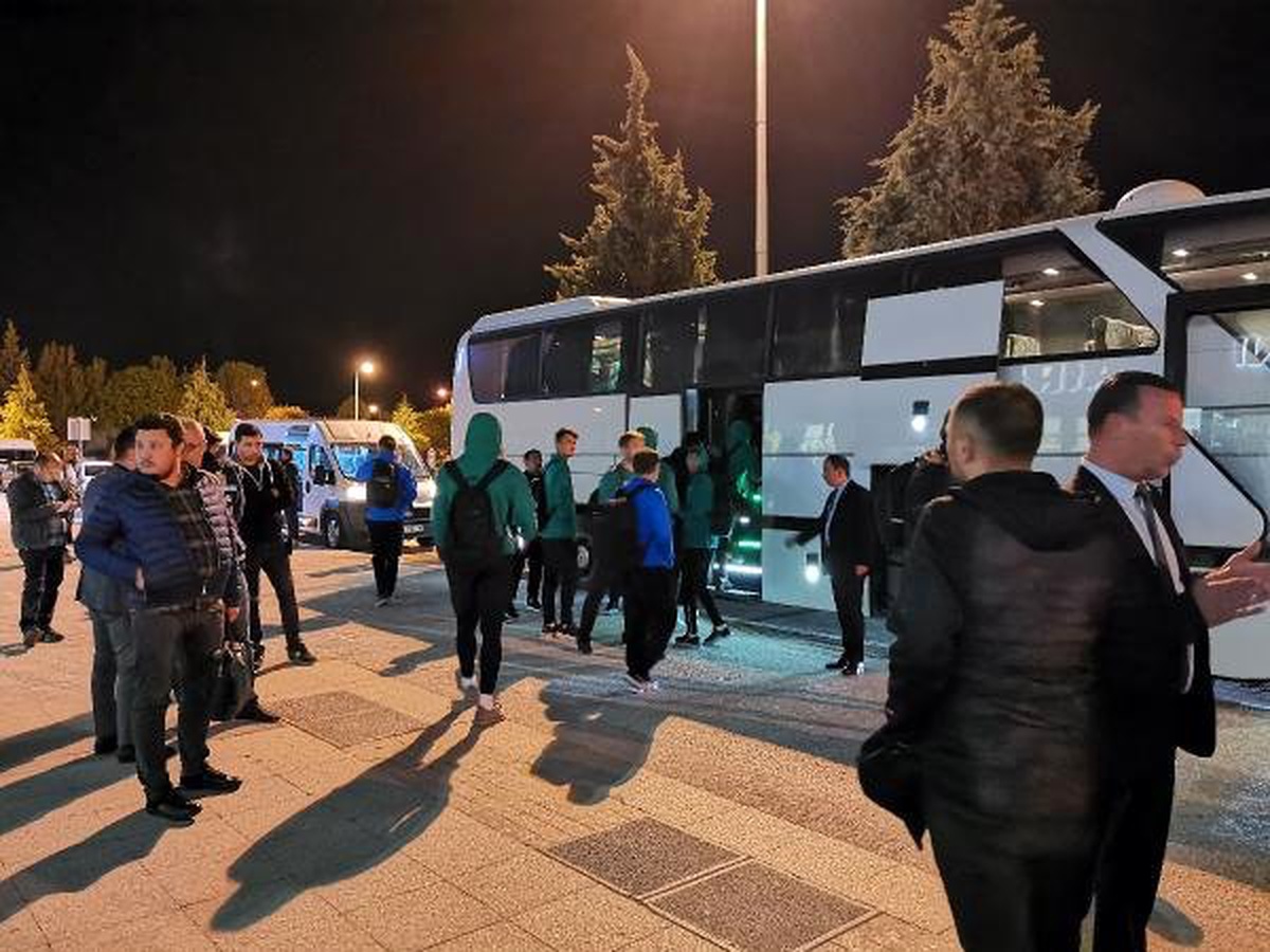 Bursaspor Kafilesi Yoğun Güvenlik Önlemleri Altında Yenişehir Havalimanı\'na Geldi