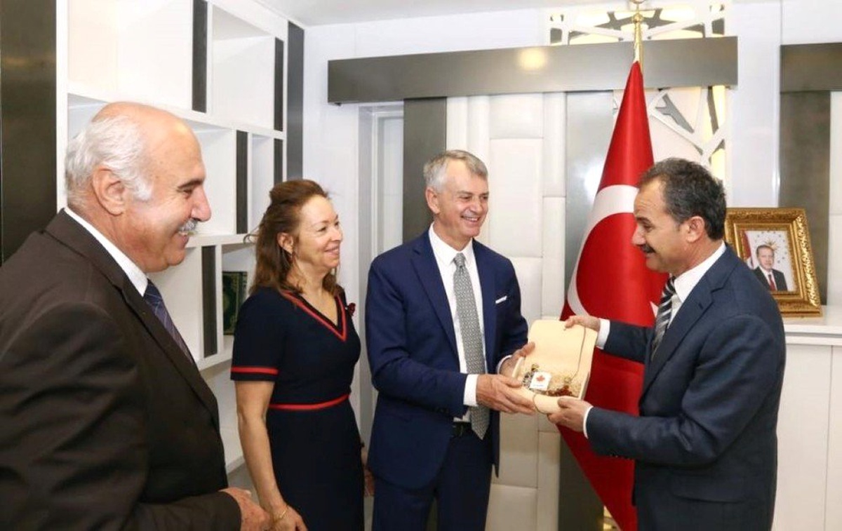 Büyükelçi Chris Cooter, Kılınç ile Bir Araya Geldi