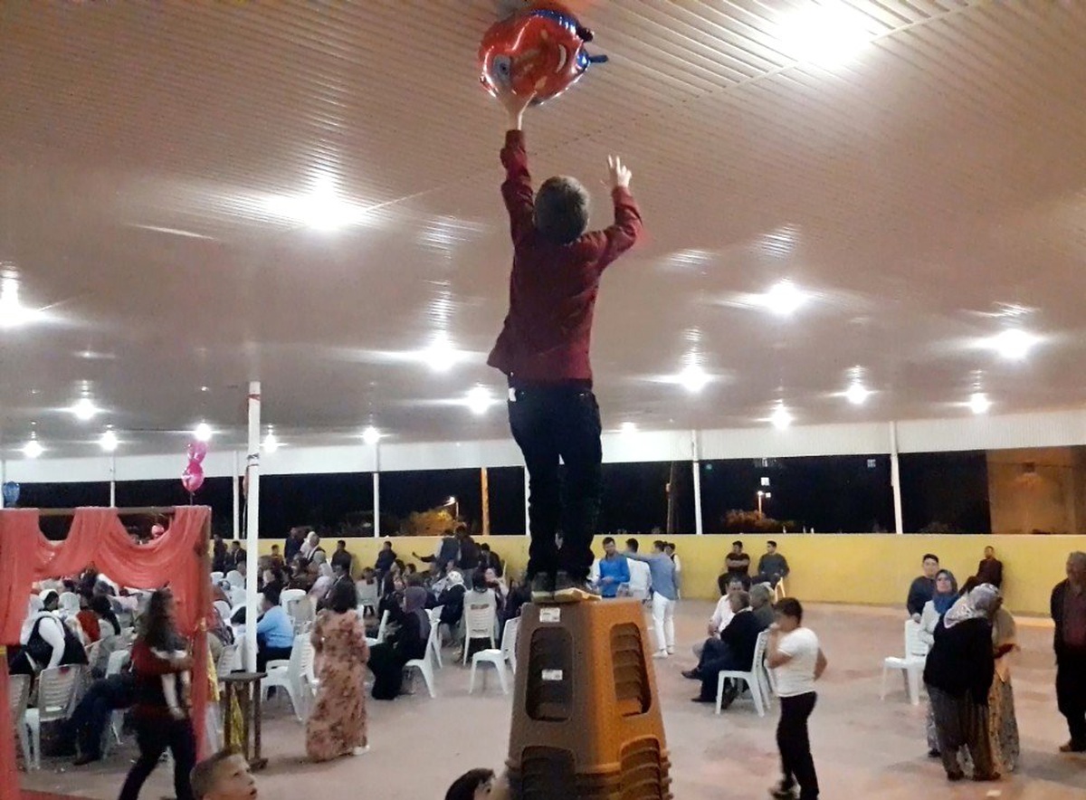Çocukların Tavana Yapışan Uçan Balonu Alma Çabaları İlginç Görüntülere Sahne Oldu