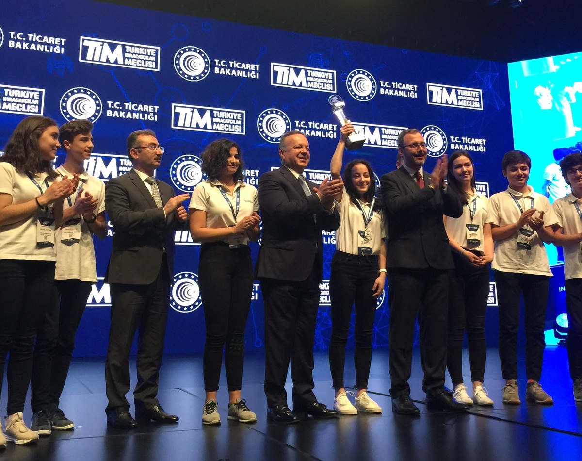 Darüşşafaka Robot Kulübü\'ne İnovasyon Haftası\'nda Büyük Onur