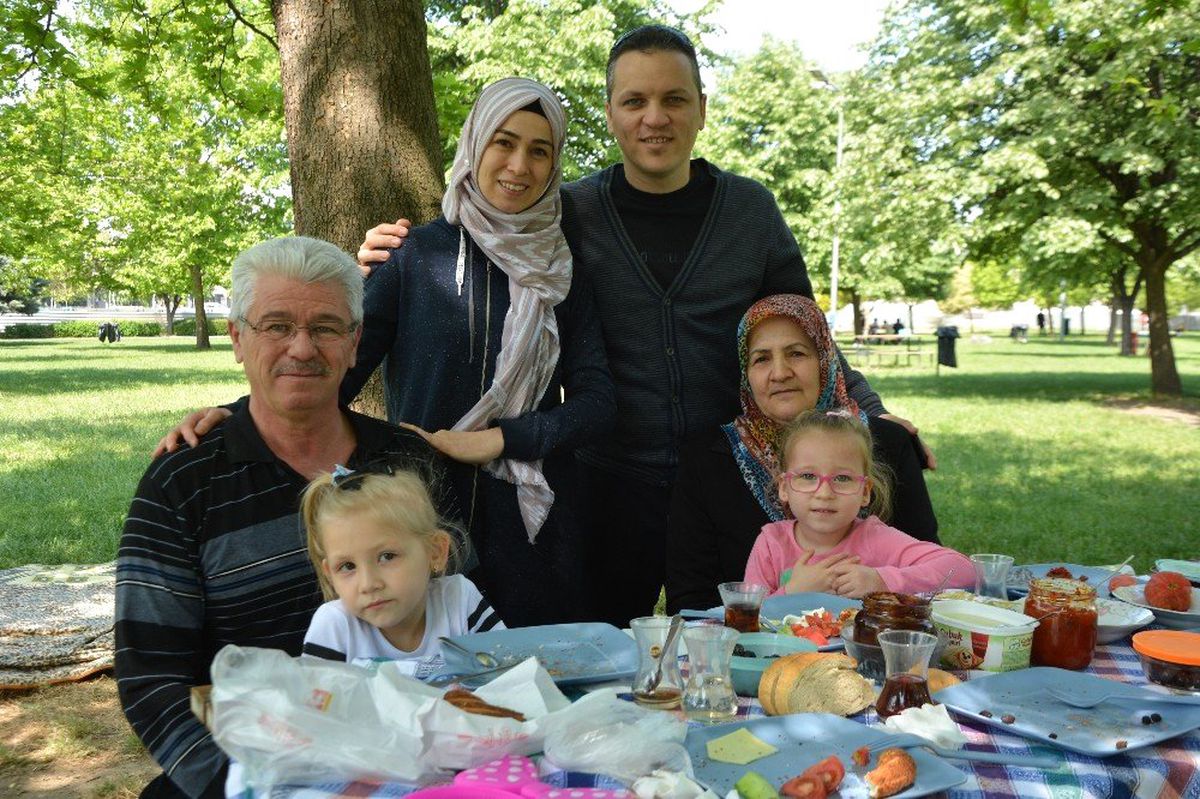 Dedeler ve Torunları Piknikte Bir Araya Geldi