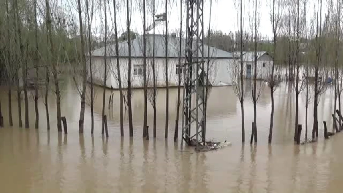 Derenin Taşması Sonucu Ev ve Ahırları Su Bastı