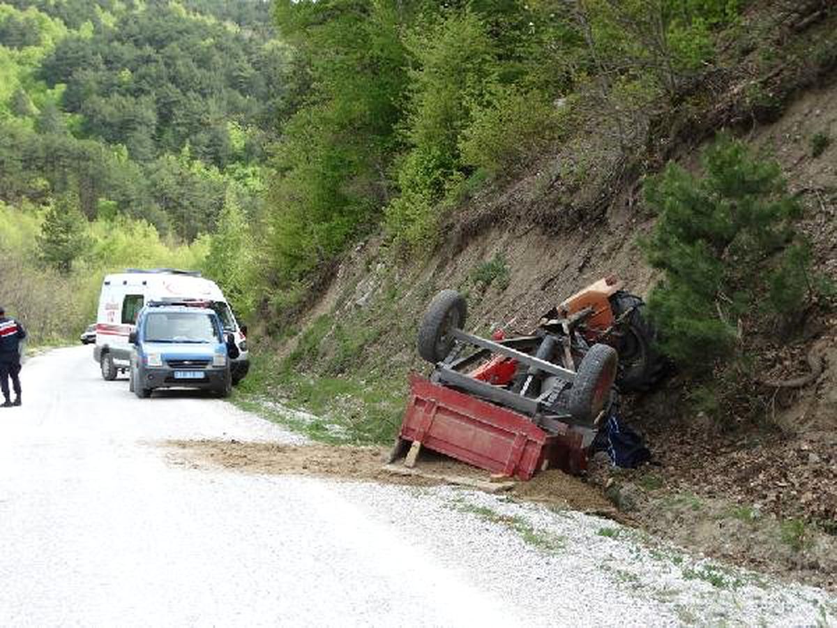 Devrilen Traktörün Altında Kalan 2 Kişi Öldü