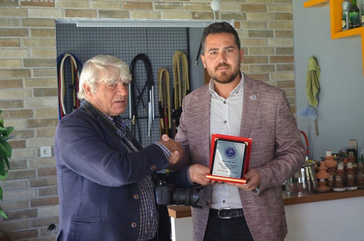 Didimli Genç İşadamlarından Gazeteci Aşık\'a Büyük Jest