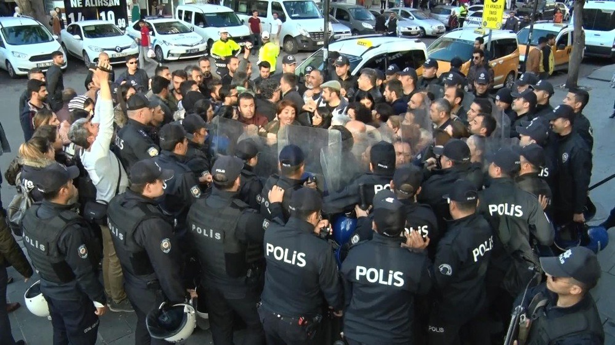 Diyarbakır\'da İzinsiz Açıklamaya 27 Gözaltı