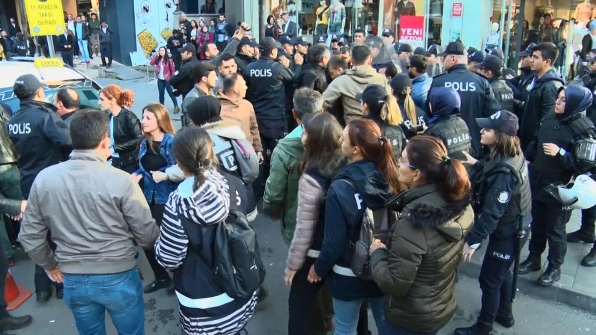 Diyarbakır\'da İzinsiz Açıklamaya 27 Gözaltı