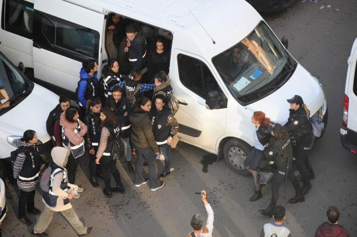 Diyarbakır\'da İzinsiz Açıklamaya Müdahale: 27 Gözaltı