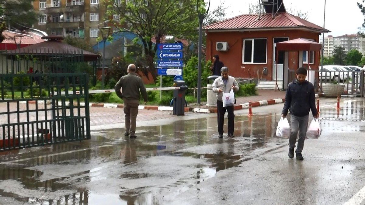 Diyarbakır\'da Sağanak Yağmur Altında Ucuz Et Kuyruğu