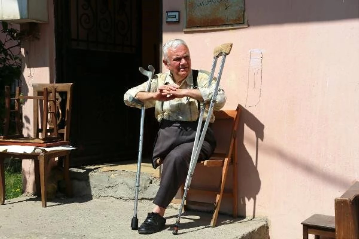 Dolandırılan Yaşlı Adama Ataşehir Belediyesi\'nden Tekerlekli Sandalye
