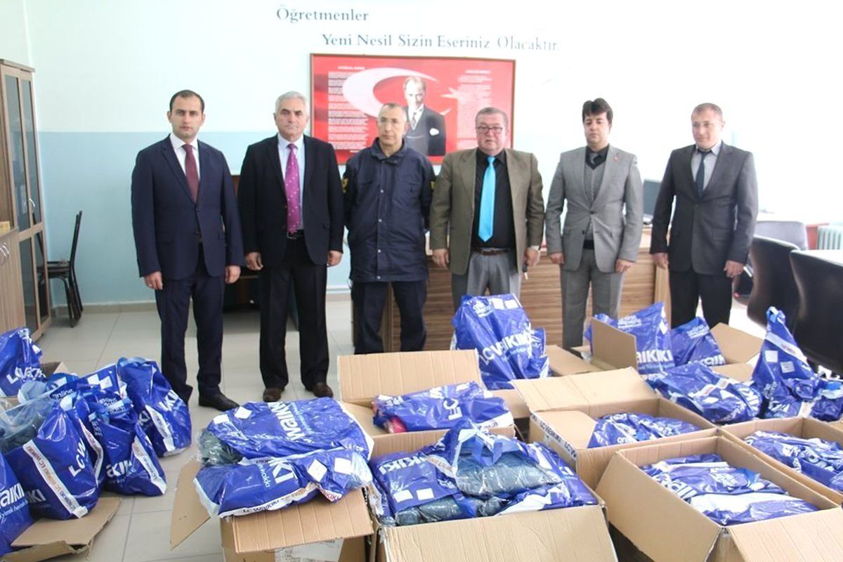 Dumlupınar\'da Öğrencilere Giyim Yardımı