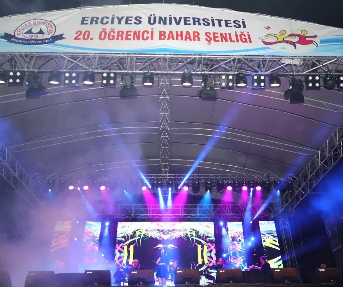 Erü\'de Konser Veren Hande Yener, Öğrencileri Coşturdu