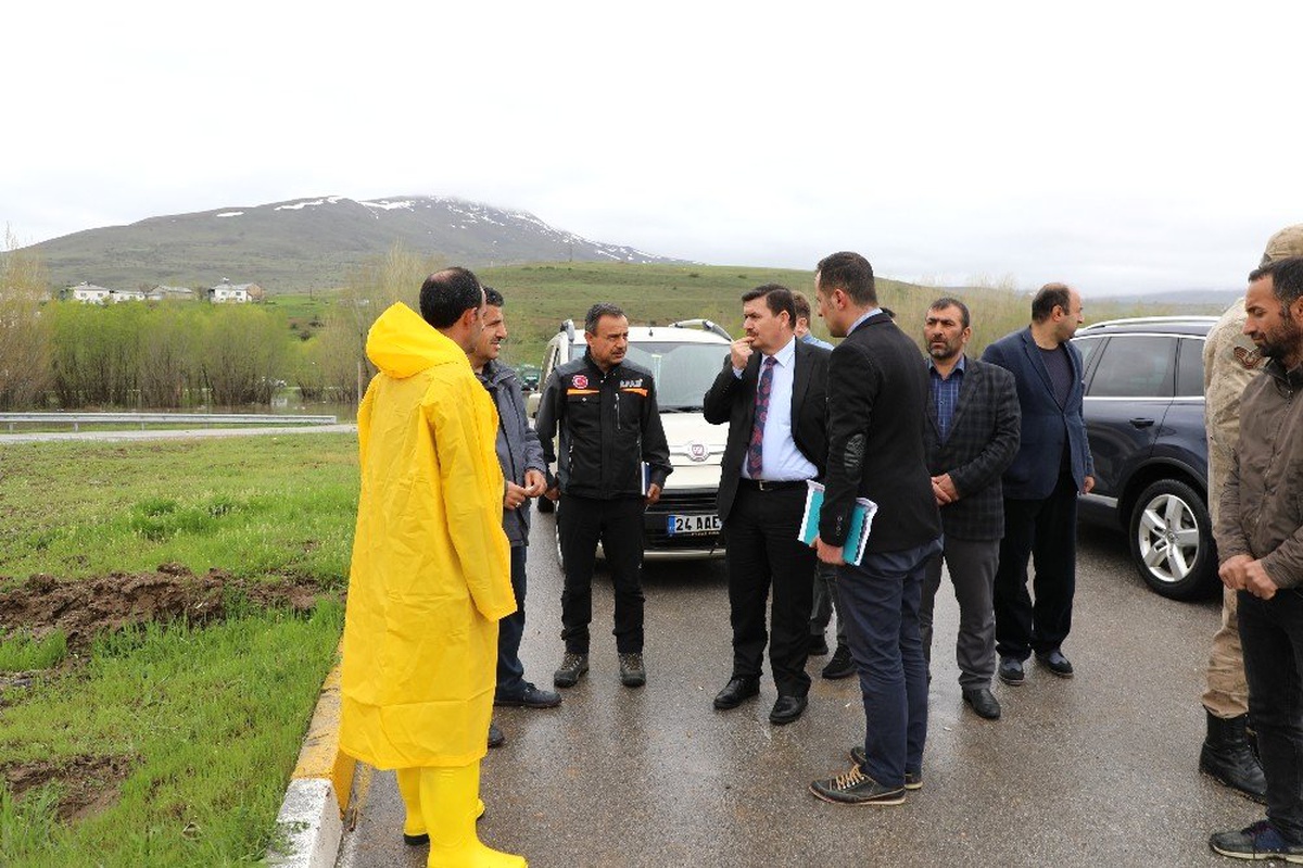Erzincan\'da Nehirler Yola Taştı