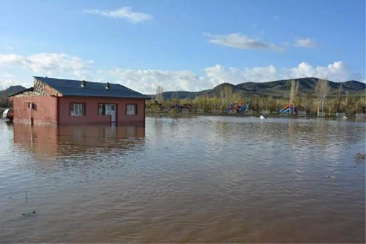 Erzincan\'da Tarım Arazileri Su Altında Kaldı, Demiryolu Ulaşımı Durdu