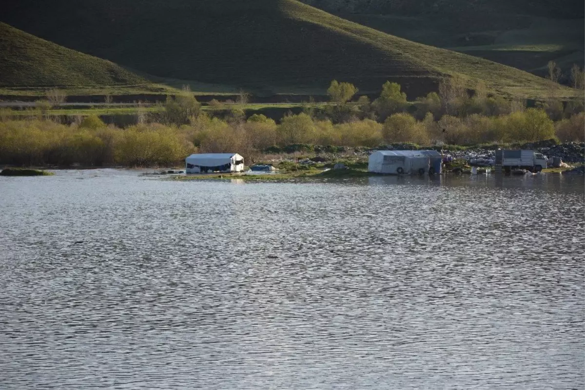 Erzincan\'da Tercan Baraj Göleti Taştı