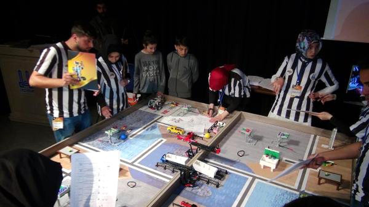 Erzurum\'da Öğrenciler Robotlarıyla Yarıştı