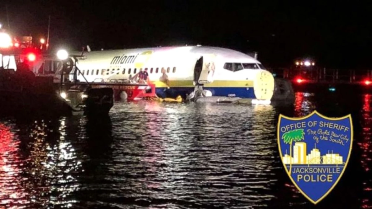 Florida\'da Uçak Pistten Kayıp Nehre Girdi