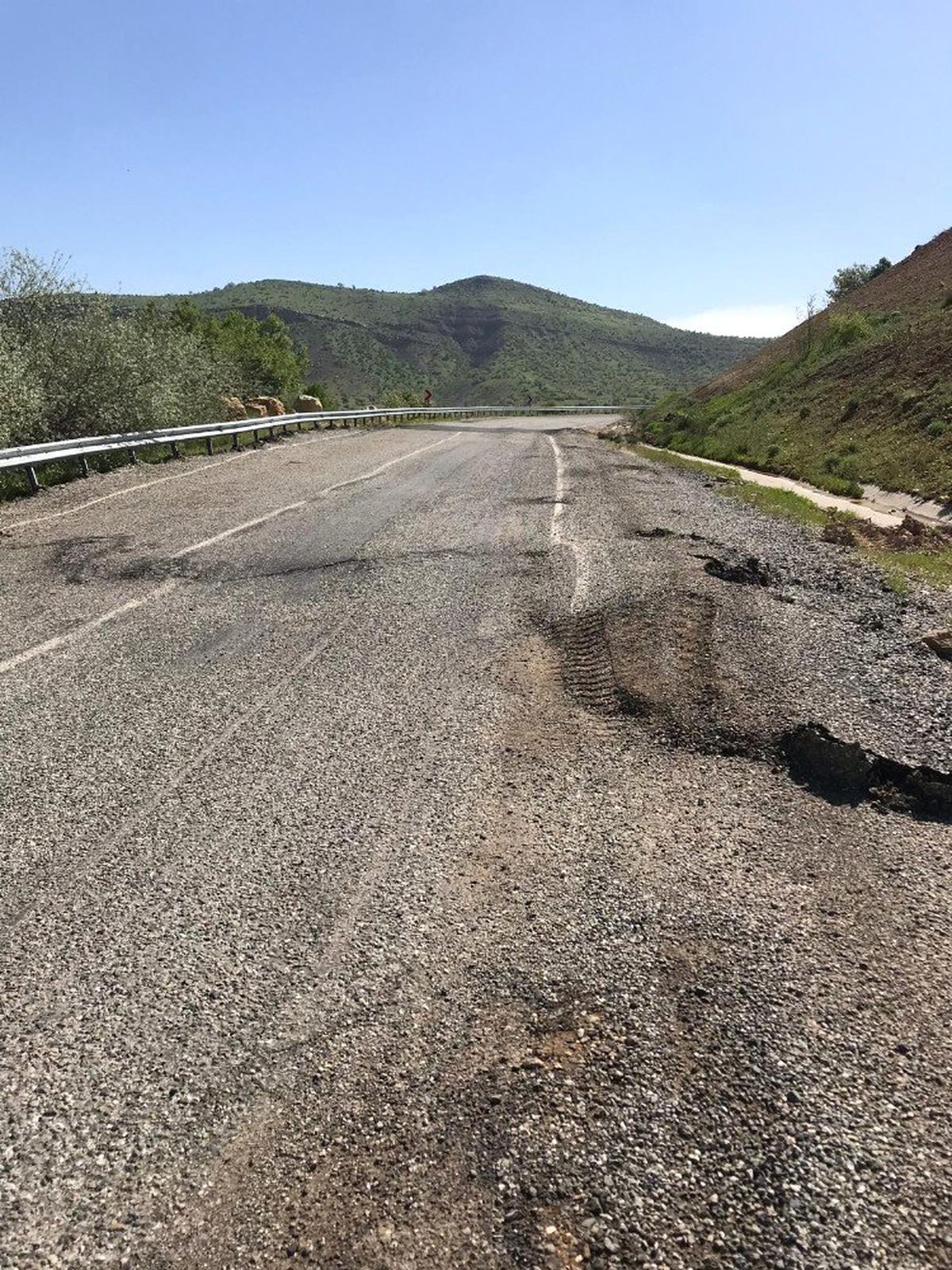 Gercüş\'te Bozuk Yol Tehlike Saçıyor