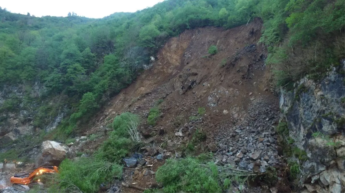 Giresun-Şebinkarahisar Kara Yolunda Heyelan Ulaşımı Kapattı