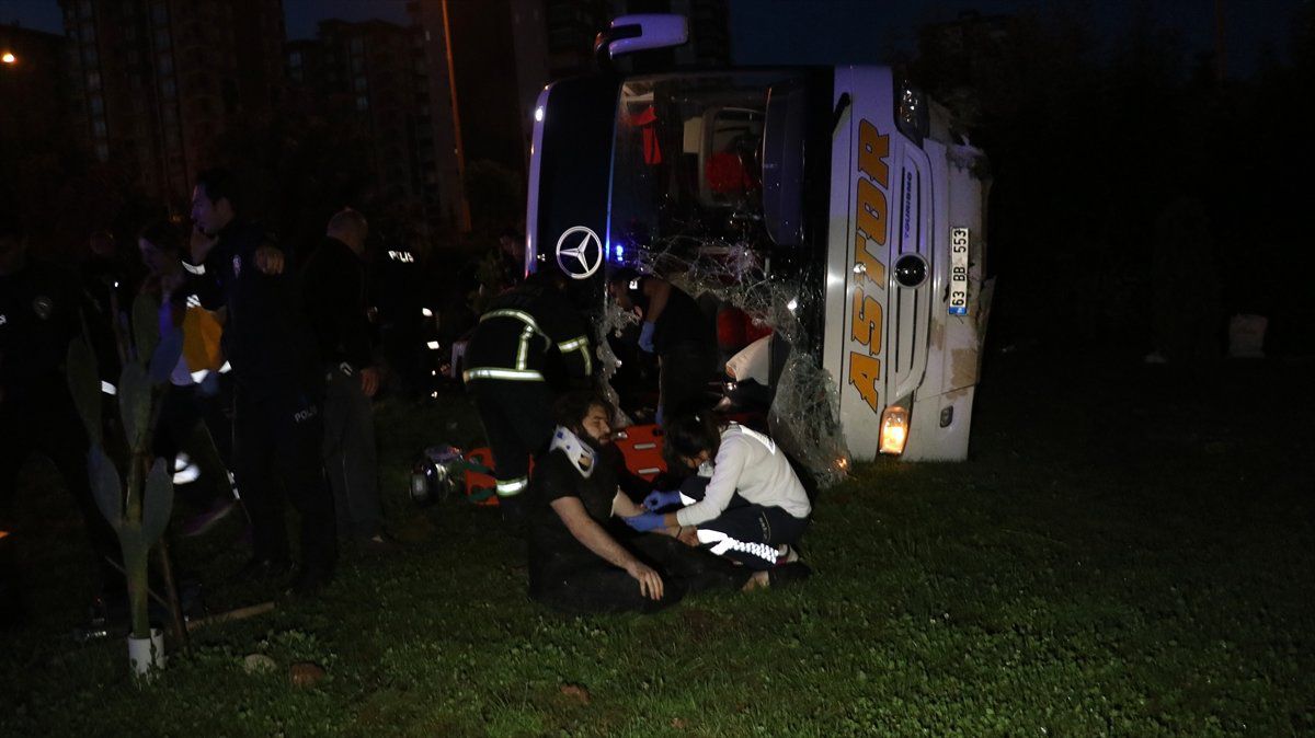 Güncelleme - Yolcu Otobüsü Şarampole Devrildi: 2 Ölü, 23 Yaralı