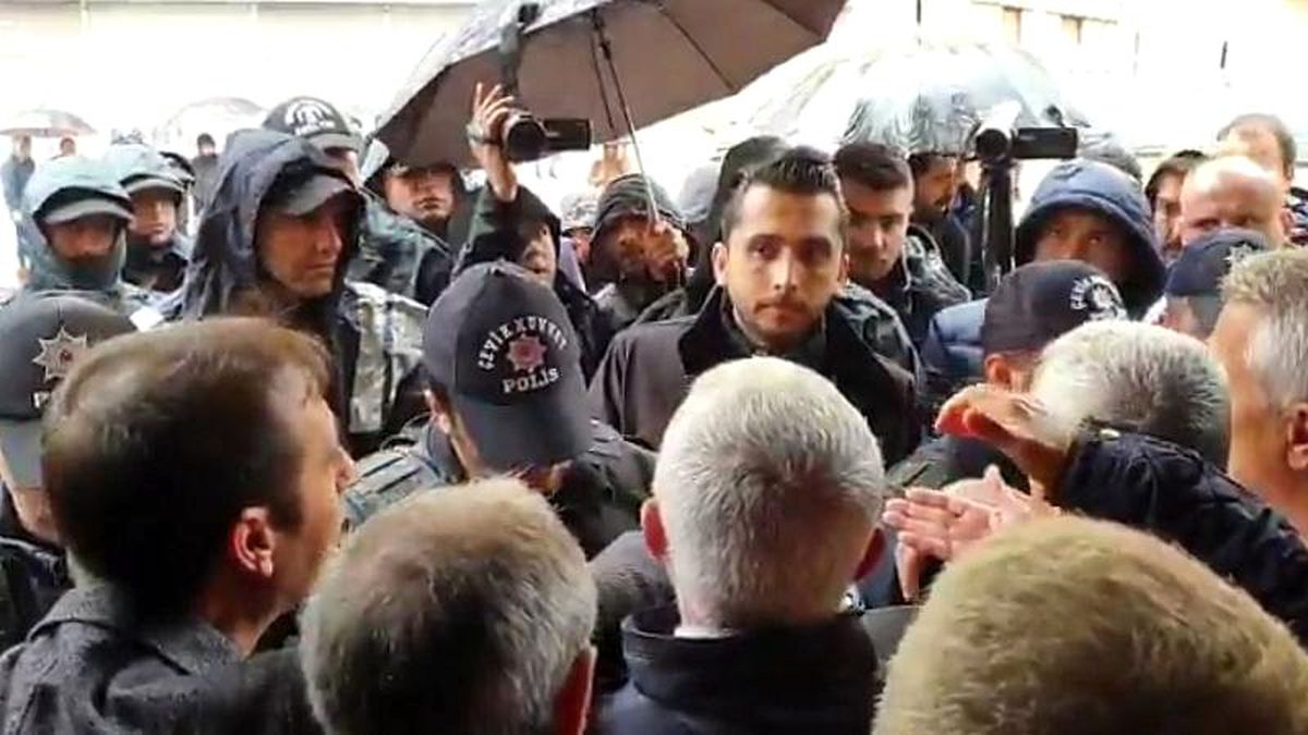 Hdp Diyarbakır İl Örgütü Binasından Çıkışlara Polis Engeli