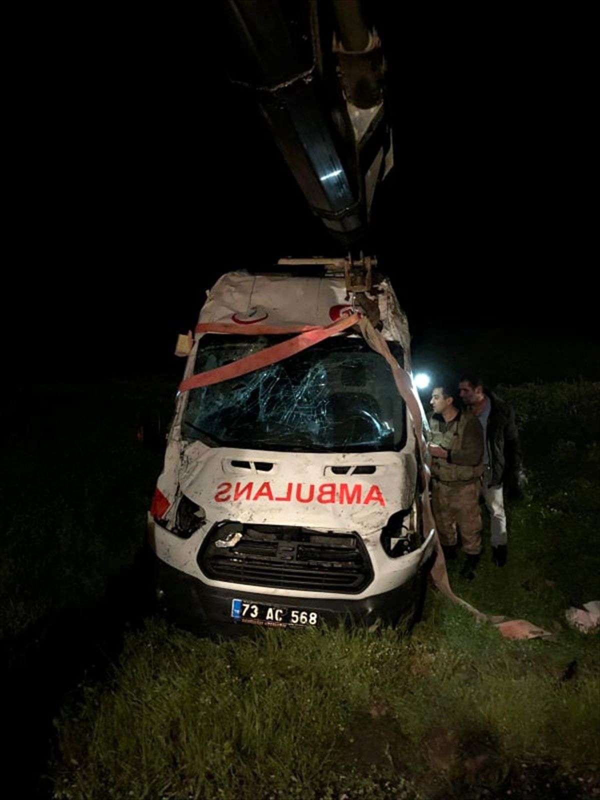 İdil\'de Ambulans Devrildi: 3 Yaralı