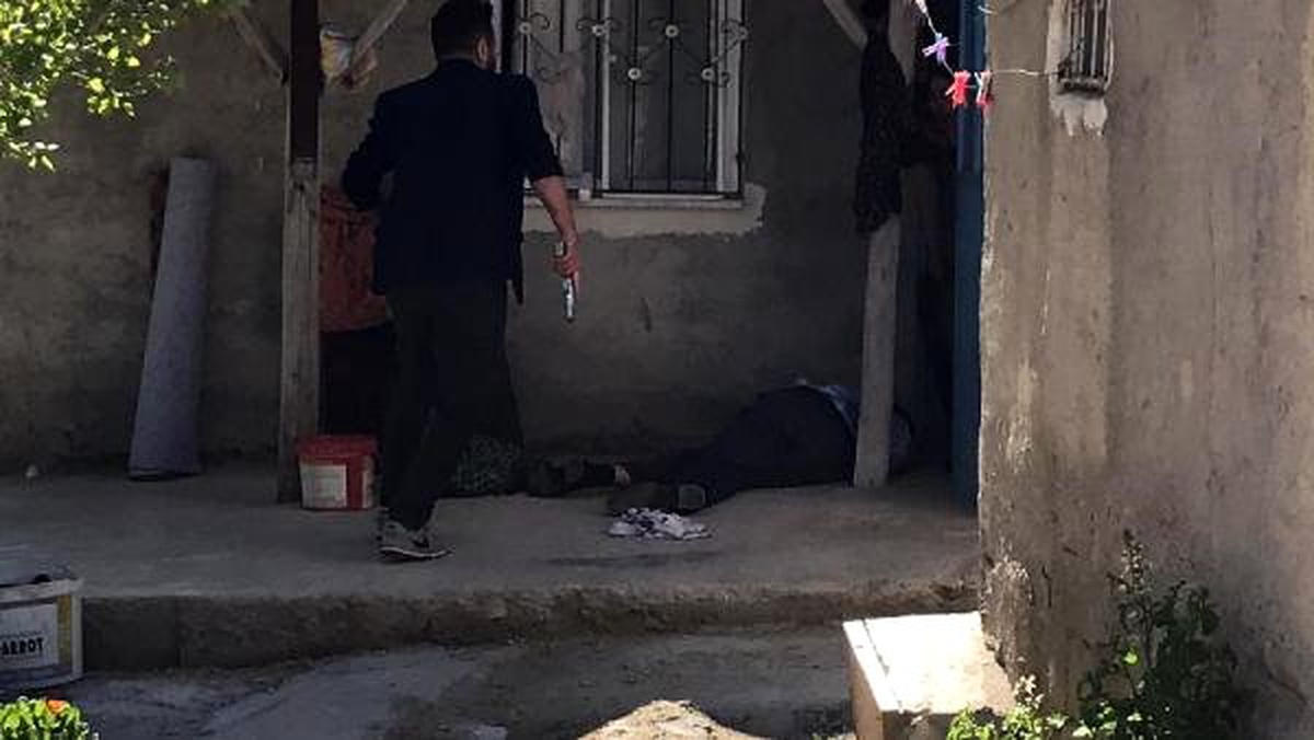 İki Aile Üyeleri Çatıştı; Yoldan Geçen 3 Kişi Yaralandı
