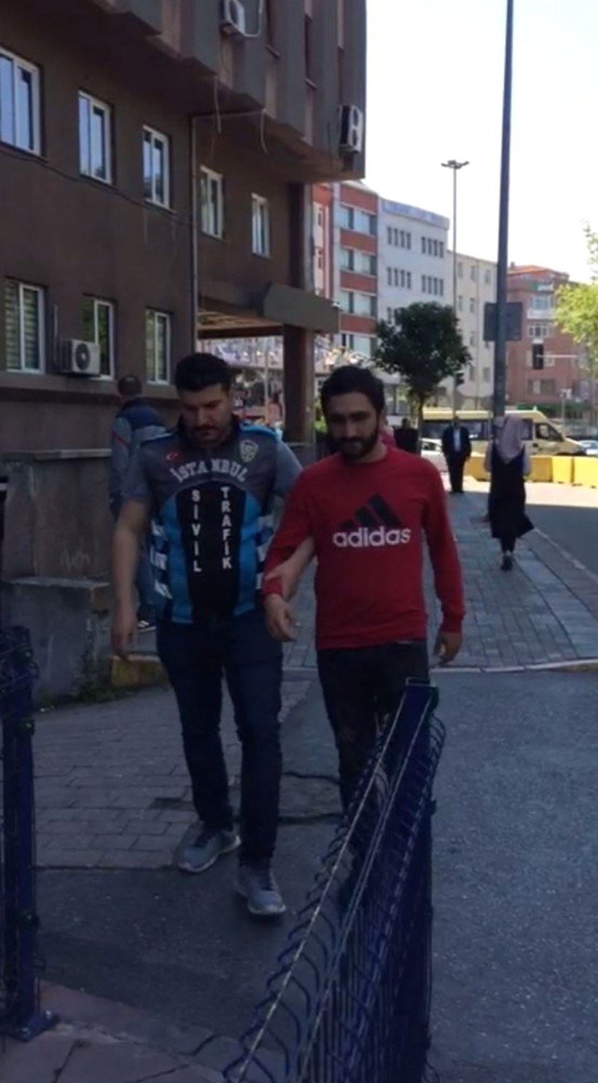 İstanbul\'da Trafikte Kaputu Açık Seyreden Taksici Yakalandı
