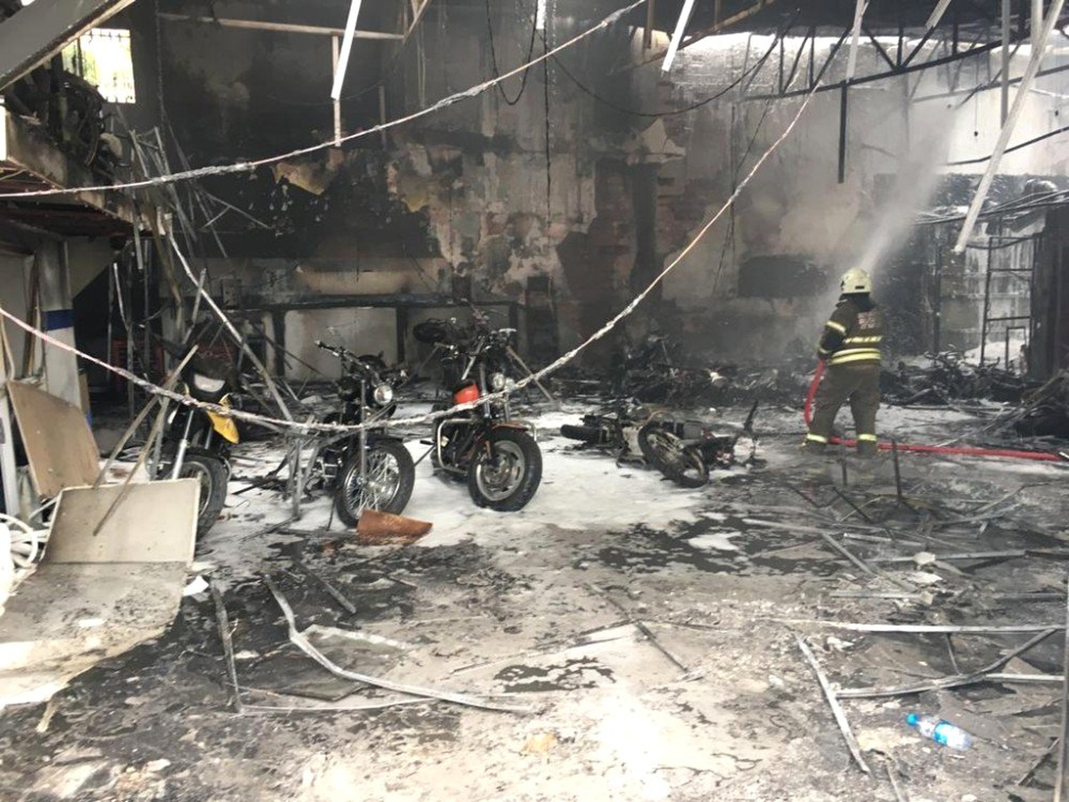 İzmir\'de Yangın Dehşeti: Motosikletler Hurdaya Döndü