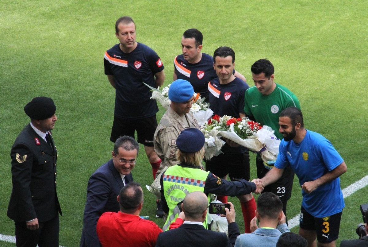 Jandarma\'dan Takım Kaptanlarına Çiçek