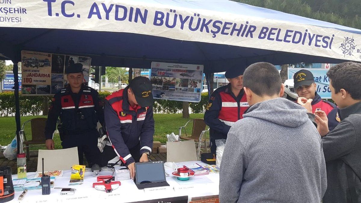 Jandarma ve Polis Ekiplerinden Trafik Haftası\'nda Farkındalık Etkinliği