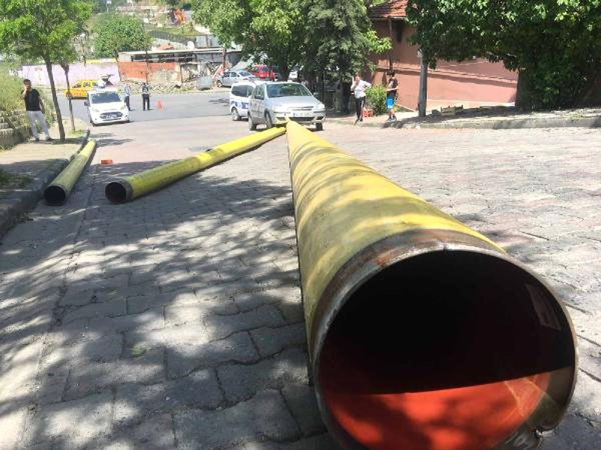 Kağıthane\'de Tır\'dan Saçılan Dev Borular Caddesi Savaş Alanına Çevirdi