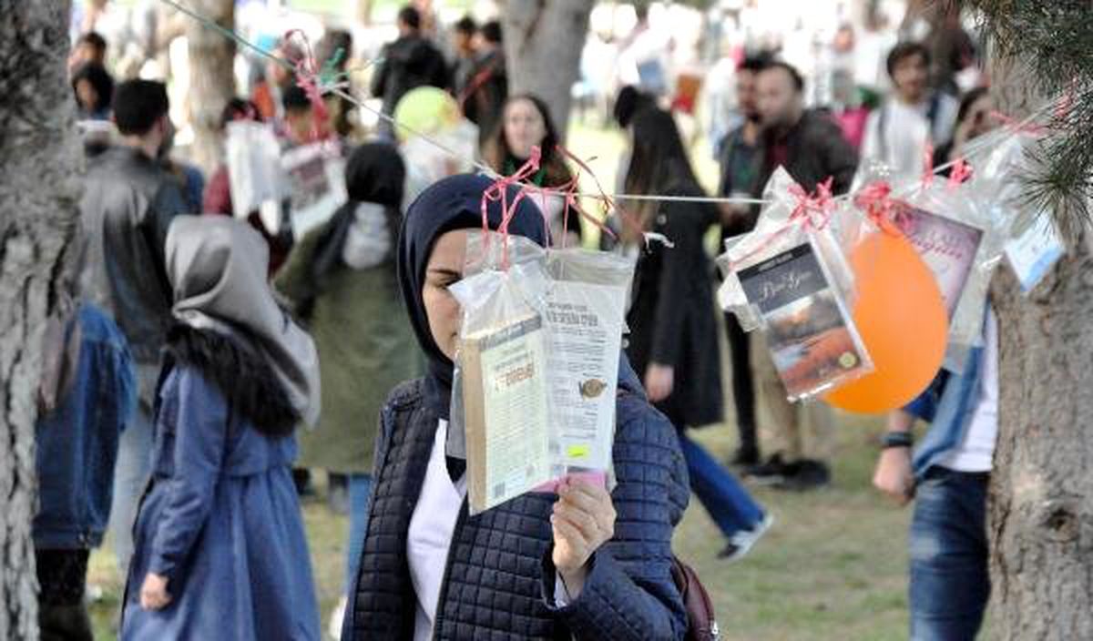 Kampüsteki Ağaçlara 4 Bin Kitap Astılar