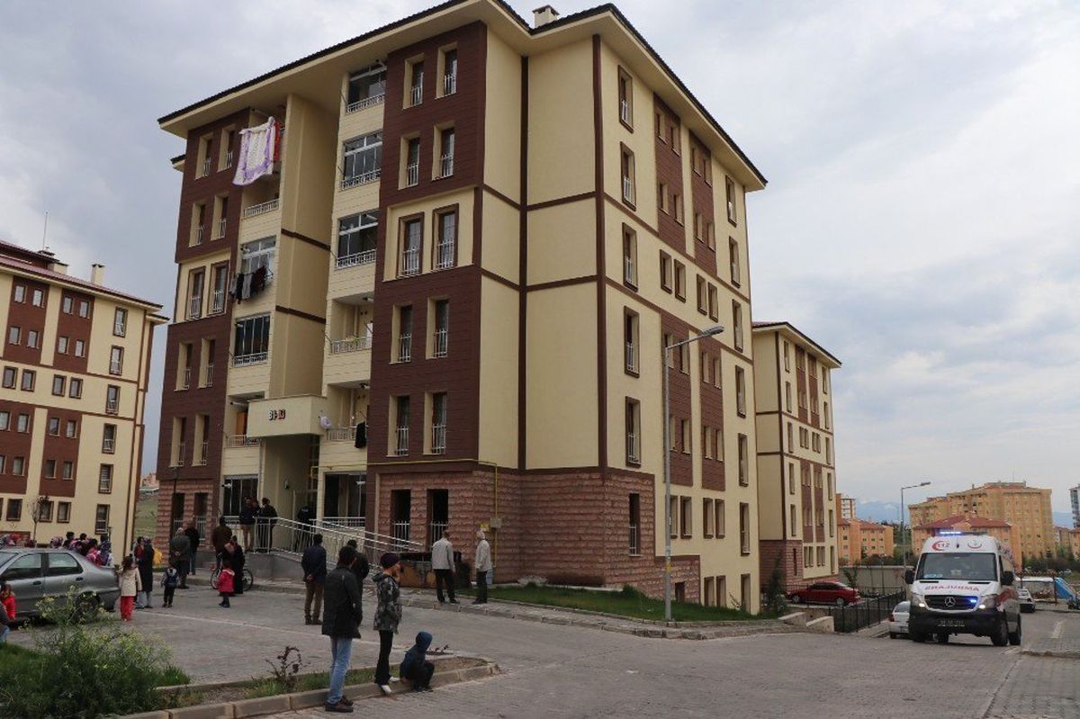 Kanepe Yandı 7 Kişi Hastanelik Oldu