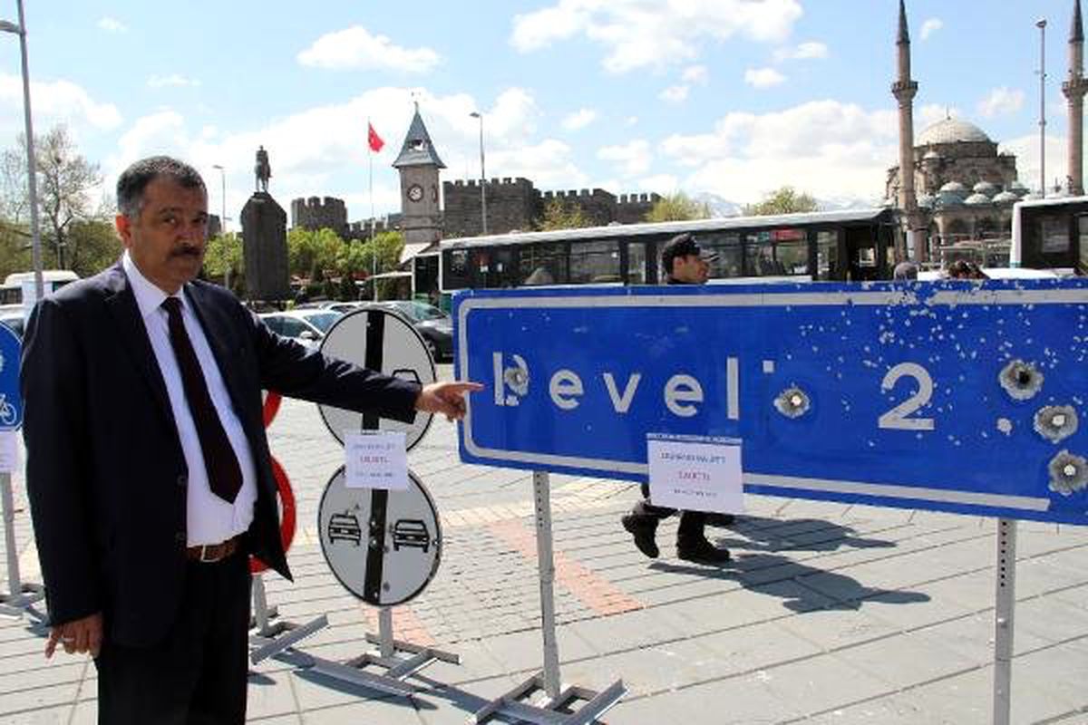 Kayseri\'de Kurşunlanan Trafik Levhaları Sergilendi