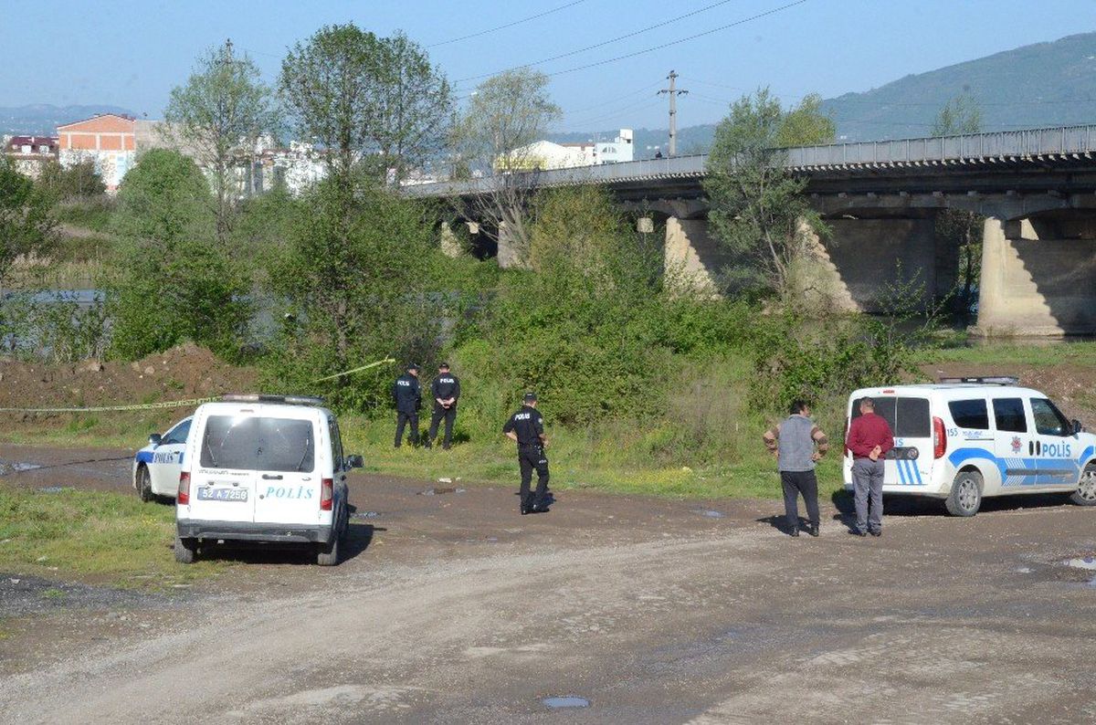 Kendini Ağaca Astı