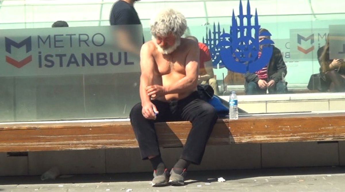 Kışın Donmaktan Kurtarıldı, Taksim\'de Güneş Banyosu Yaptı