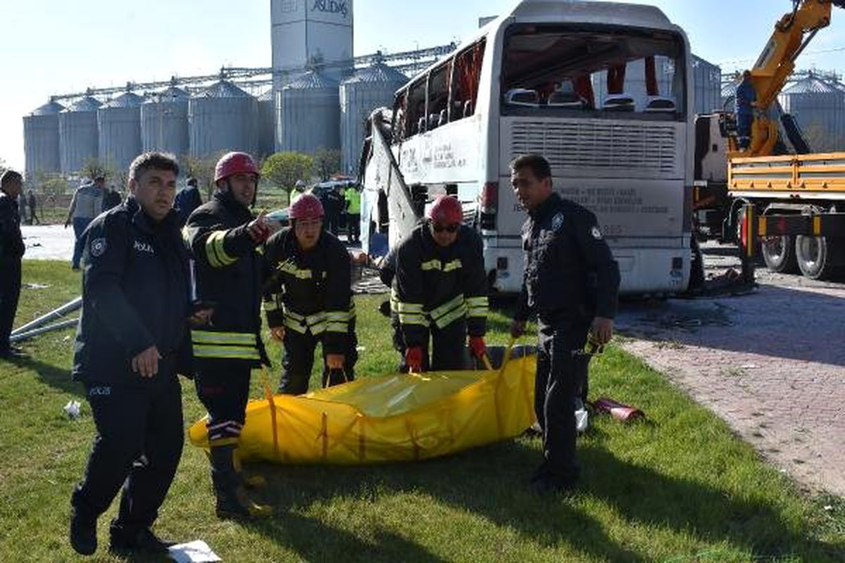Konya\'da Servis Otobüsü ile Tır Çarpıştı: 1 Ölü, 24 Yaralı
