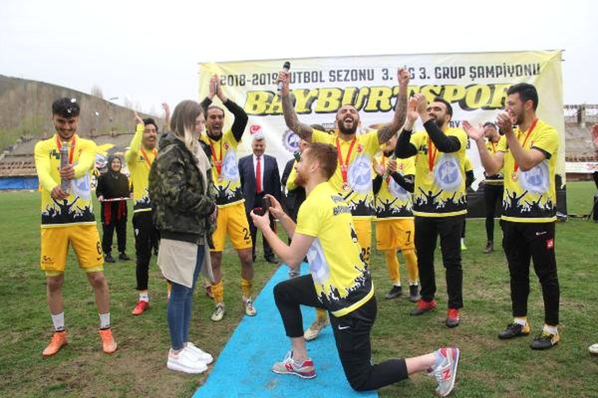 Kupa Töreninde Sürpriz Evlilik Teklifi